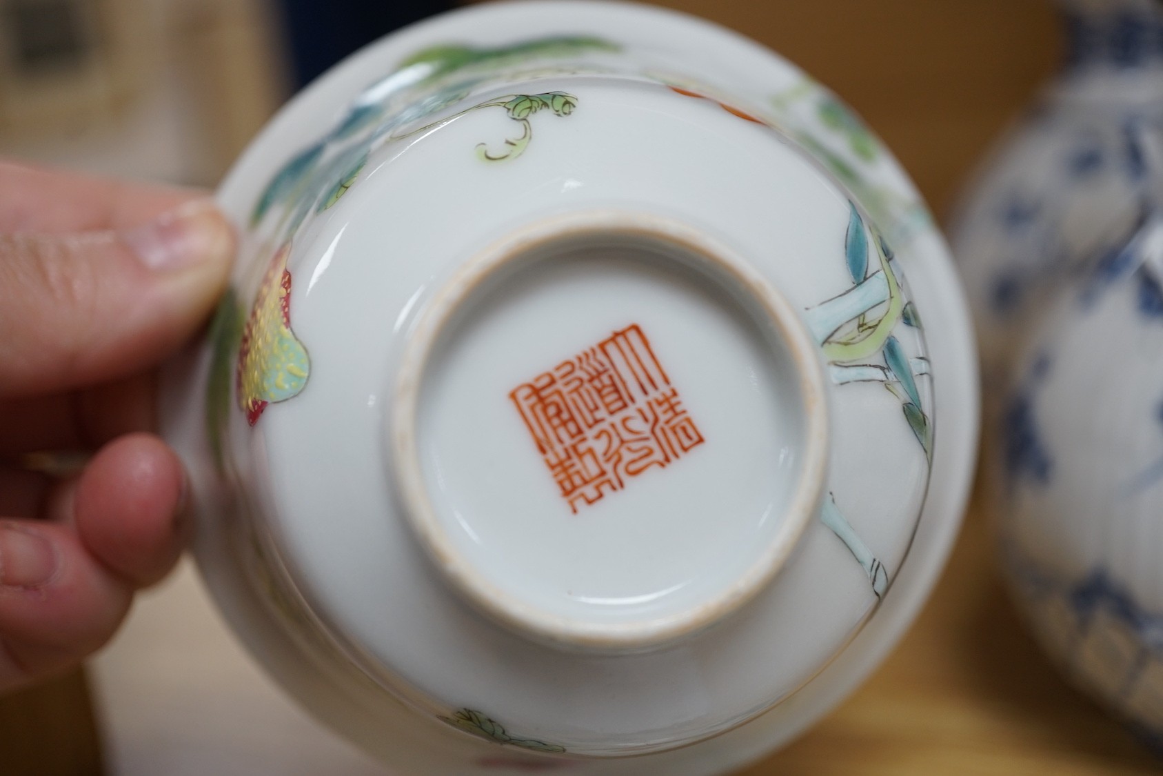 A Chinese famille rose bowl and cover. 9cm tall overall